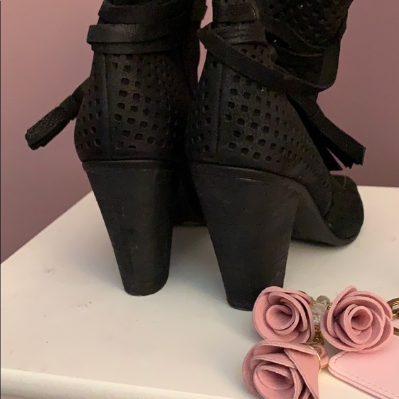Vince Camuto net booties - Picture 3 of 4